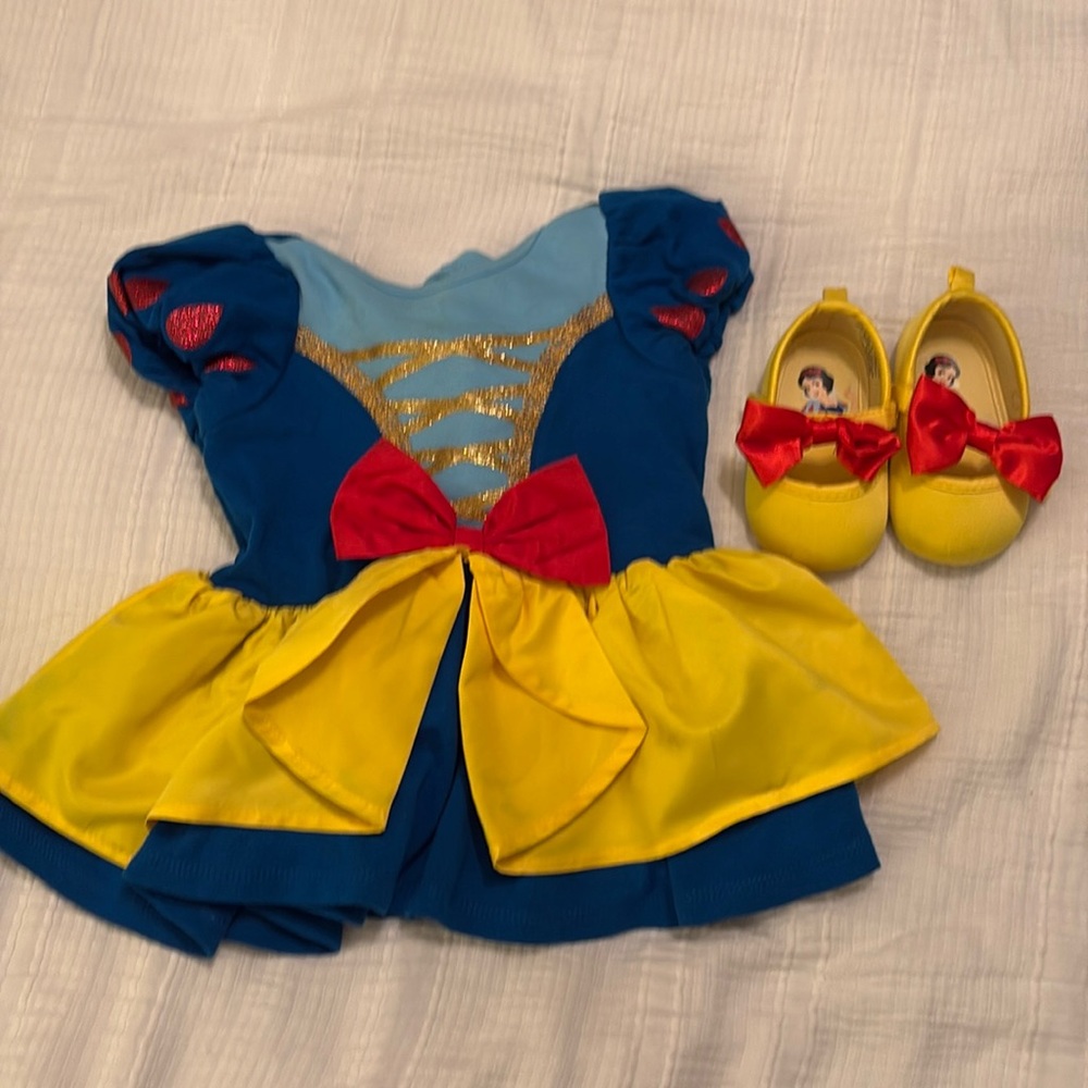 Snow White costume – size 12 to 18 months! Shoes are also for baby 12-18 months